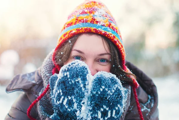 Zimowe Lifestyle Concept - młoda kobieta gra z zewnątrz śnieg — Zdjęcie stockowe