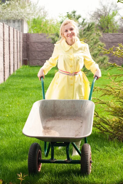 Bahçede çalışan genç bir kadın — Stok fotoğraf