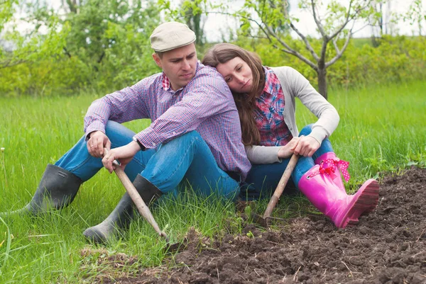 Jardiniers plantation de légumes dans la cour arrière — Photo