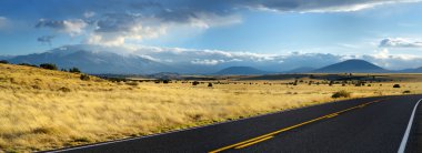 Arizona Çölü'nde sonsuz dalgalı yol 