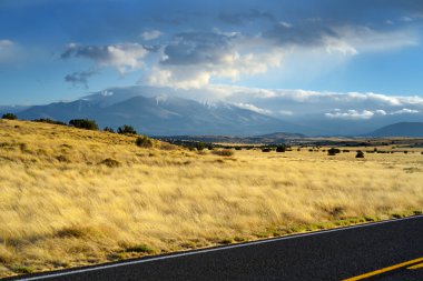 Arizona Çölü'nde sonsuz dalgalı yol 