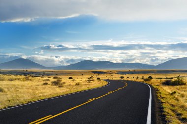 Arizona Çölü'nde sonsuz dalgalı yol 