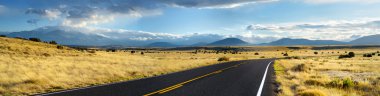 Arizona Çölü'nde sonsuz dalgalı yol 