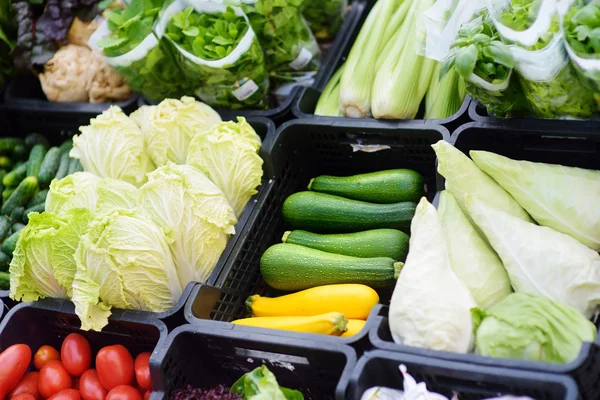 Fresh organic vegetables at market — Stock fotografie