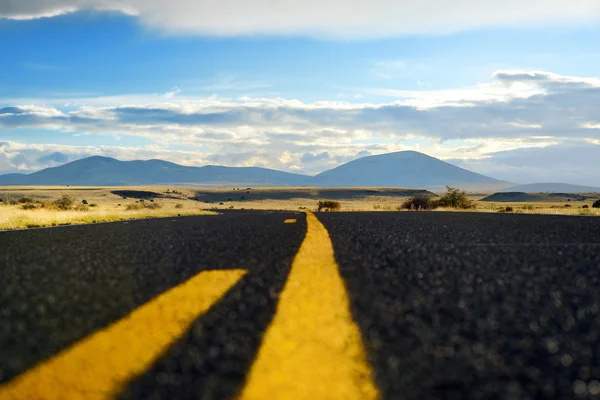 Endlose wellige Straße in der Wüste Arizonas — Stockfoto