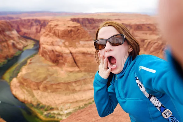 Young tourist taking a photo of herself — Stock Photo, Image