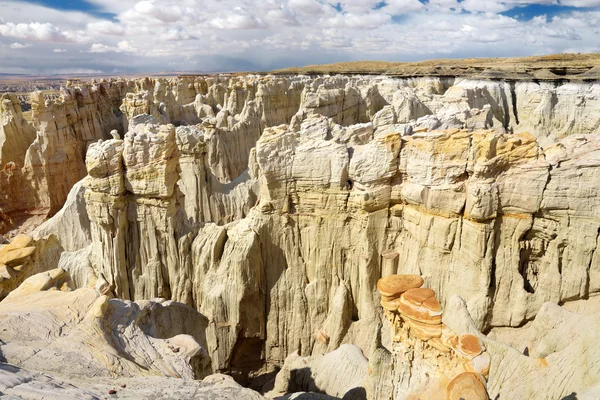 Sandstone hoodoos in Coal Mine Canyon — Stockfoto