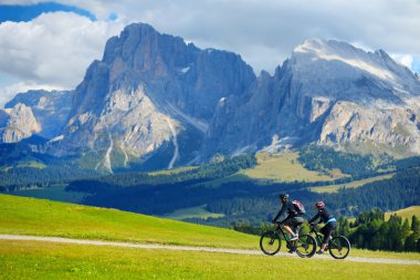 Turistler Seiser Alm Bisiklete binme