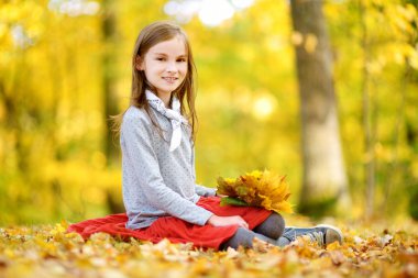 sonbahar parkta eğleniyor kız 