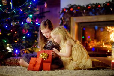 büyülü Noel hediye açılış kız 