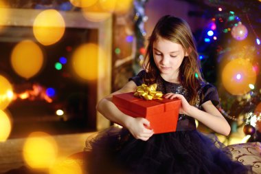 Noel hediyesi bir şöminenin yanında açılış kız