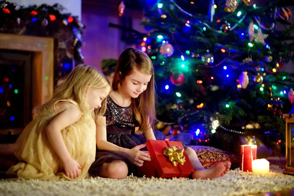 Irmãs abrindo presente de Natal mágico — Fotografia de Stock