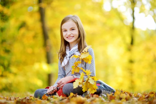 Mädchen haben Spaß im Herbstpark — Stockfoto