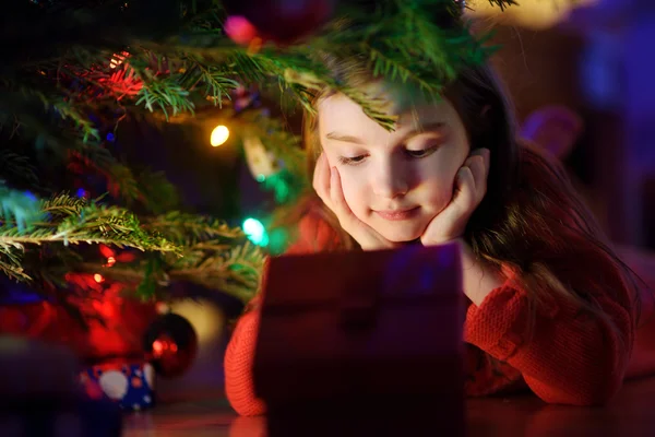Маленькая девочка ищет рождественский подарок — стоковое фото