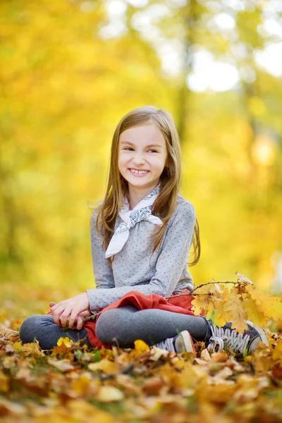 Meisje met plezier in de herfst park — Stockfoto