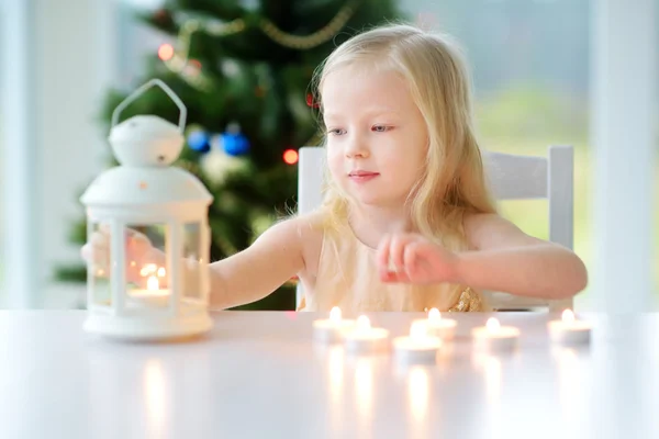 Маленька дівчинка запалює свічку в ліхтарі — стокове фото