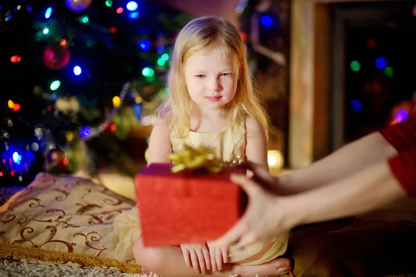 Маленька дівчинка отримує різдвяний подарунок — стокове фото