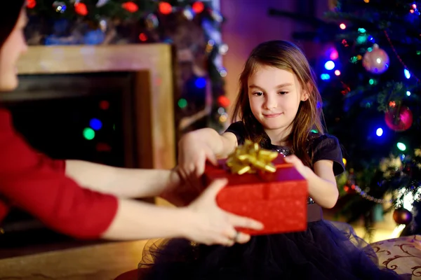 Little girl getting a Christmas gift — Stock Photo, Image