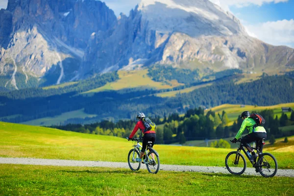 Turistler Seiser Alm Bisiklete binme — Stok fotoğraf