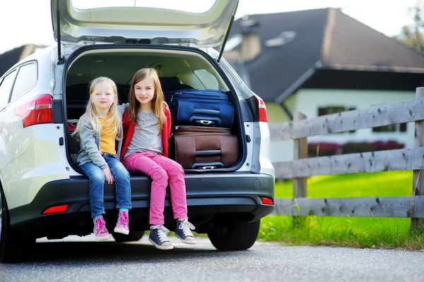 Sisters sitting in a car before going on vacation — Stockfoto