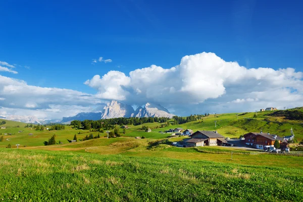 Seiser Alm com montanhas rochosas no fundo — Fotografia de Stock