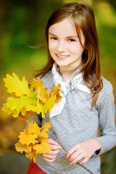 Meisje met plezier in de herfst park — Stockfoto