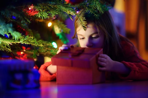 Mała dziewczynka poszukuje prezent na Boże Narodzenie — Zdjęcie stockowe