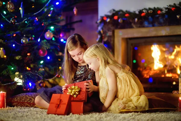 Irmãs abrindo presente de Natal mágico — Fotografia de Stock