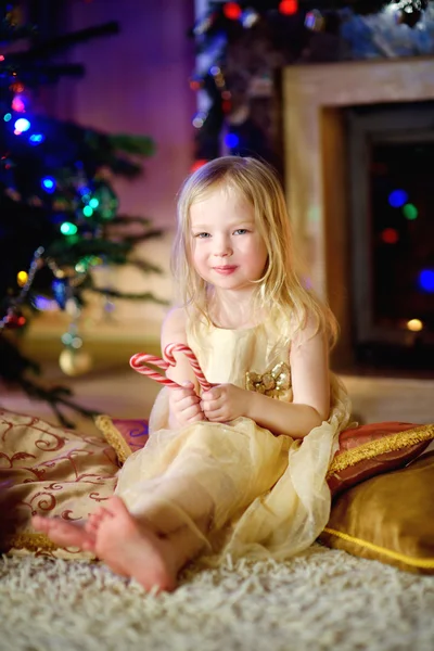 Little girl by a fireplace in a cozy room — Φωτογραφία Αρχείου