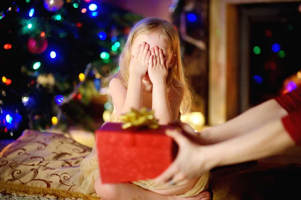 Menina recebendo um presente de Natal — Fotografia de Stock