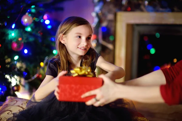 Liten flicka att få en julklapp — Stockfoto