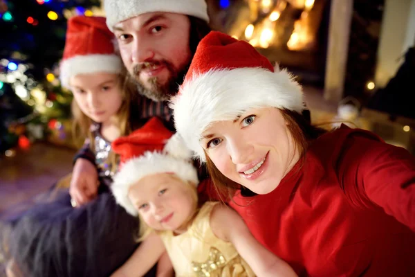 Счастливая семья делает селфи на Рождество — стоковое фото