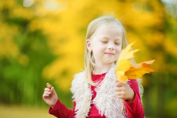 Aranyos kislány az őszi parkban. — Stock Fotó
