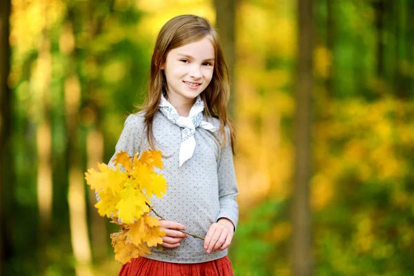 Dívka se baví v podzimním parku — Stock fotografie