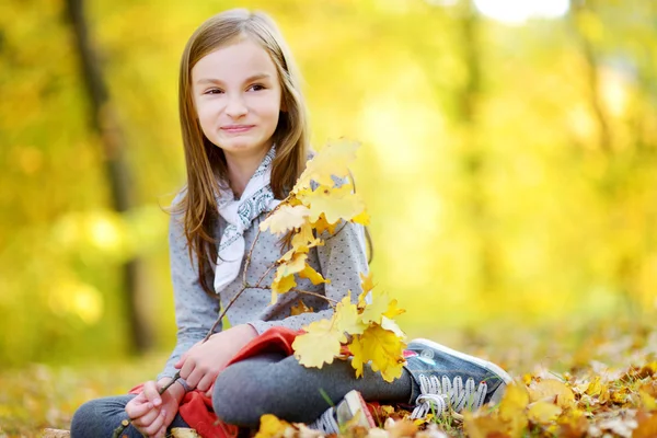 Dziewczyna zabawy w parku jesień — Zdjęcie stockowe
