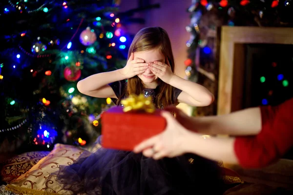 Dziewczynka coraz prezent na Boże Narodzenie — Zdjęcie stockowe