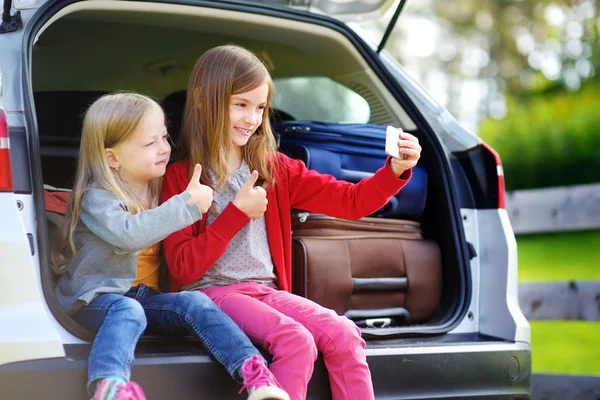 Little sisters taking photo of themselves — Stock Photo, Image