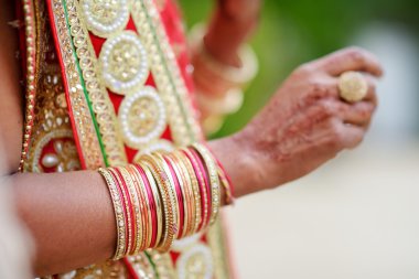 Şaşırtıcı hindu düğün töreni. Geleneksel Hint düğün detayları.