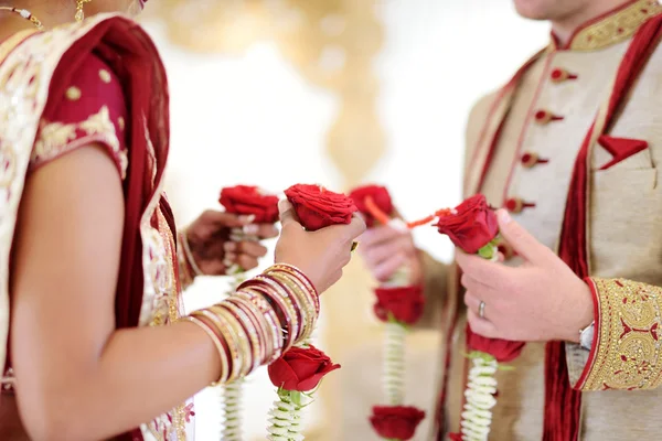 Καταπληκτική τελετή του γάμου hindu. Λεπτομέρειες σχετικά με παραδοσιακή ινδική γάμου. — Φωτογραφία Αρχείου