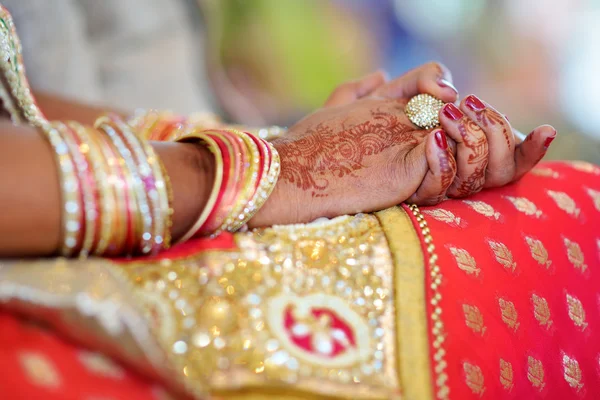 Increíble ceremonia de boda hindú. Detalles de la boda tradicional india . —  Fotos de Stock