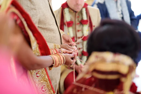 Csodálatos hindu esküvő. Hagyományos indiai esküvői részletek. — Stock Fotó
