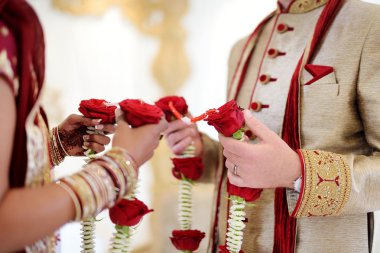 Şaşırtıcı hindu düğün töreni. Geleneksel Hint düğün detayları.