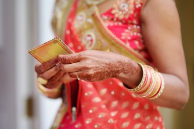 Şaşırtıcı hindu düğün töreni. Geleneksel Hint düğün detayları.