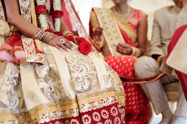 Şaşırtıcı hindu düğün töreni. Geleneksel Hint düğün detayları.