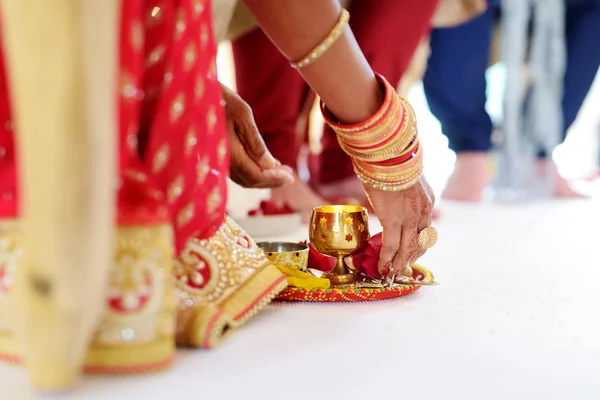 Incroyable cérémonie de mariage hindou. Détails du mariage indien traditionnel . — Photo