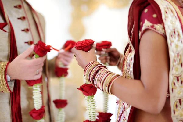 Increíble ceremonia de boda hindú. Detalles de la boda tradicional india . — Foto de Stock