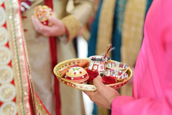 Increíble ceremonia de boda hindú. Detalles de la boda tradicional india . — Foto de Stock