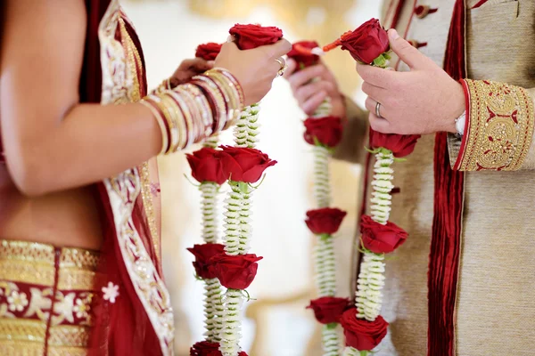 Удивительная индуистская свадебная церемония. Детали традиционной индийской свадьбы . — стоковое фото