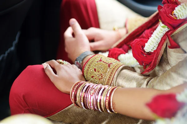 Cerimônia de casamento hindu incrível. Detalhes do casamento tradicional indiano . — Fotografia de Stock