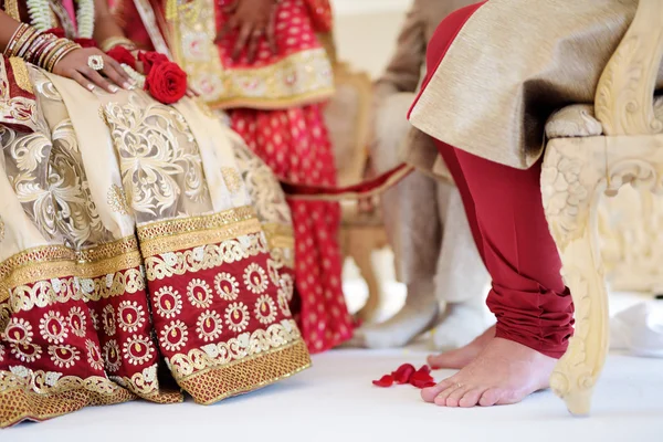Incredibile cerimonia nuziale indù. Dettagli del matrimonio tradizionale indiano . — Foto Stock